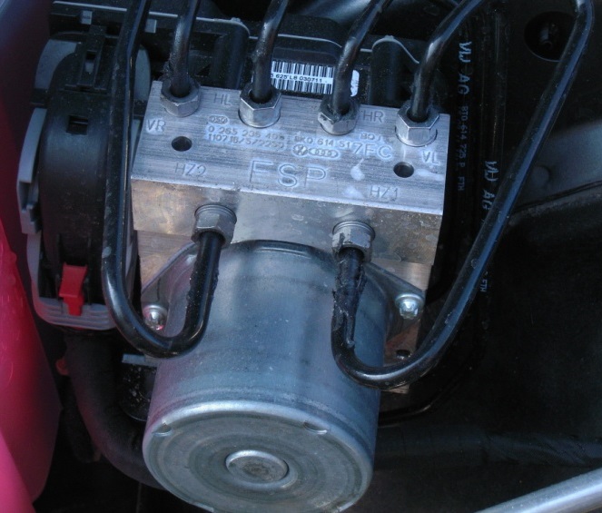 Boschí ESP 8 hidraulika egység Audi A5 –típusú gépkocsiba szerelve.