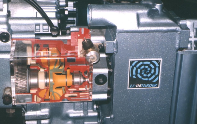 Gyorsító fogaskerék áttétellel ellátott ZF Intarder és a hőcserélő.