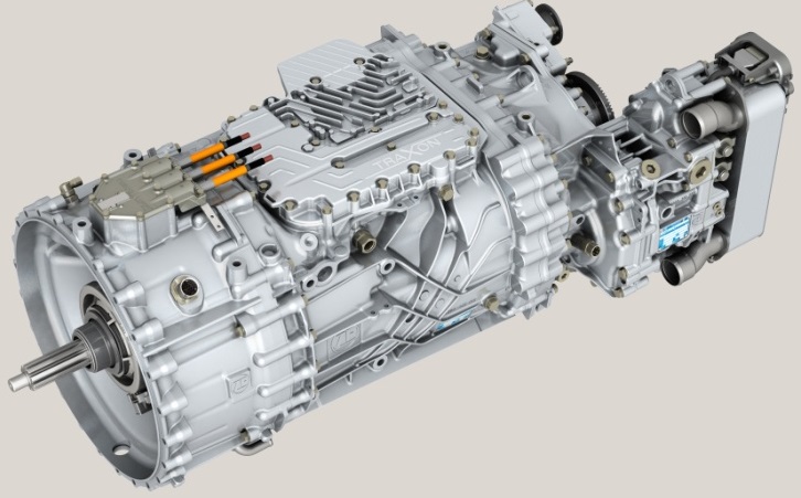 ZF TraXon rendszer hajtó villanymotorja a sebességváltó és a belsőégésű motor között.