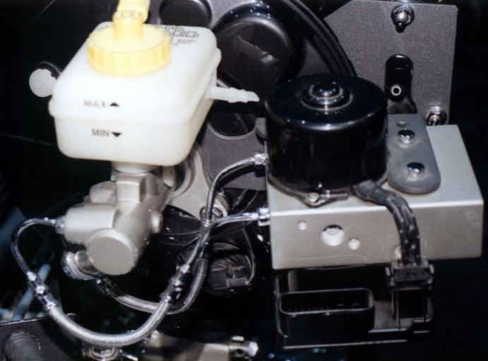 A Continental Teves MK20 hidraulika egység a motortérbe szerelve.