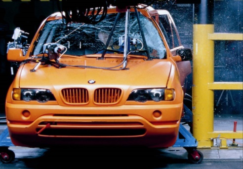 BMW X5 oldalütközése oszlopnak