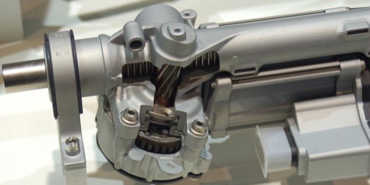Az EPS dp szervokormánynál az aszinkron motor csigahajtáson keresztül közvetlenül a fogaslécre adja át a rásegítést.