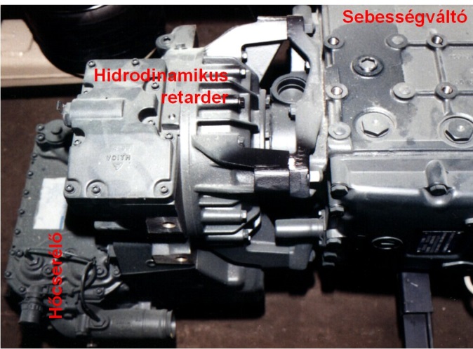 Voith 120 –as sorozatú, közvetlenül a sebességváltóra szerelt, szekunder beépítésű hidrodinamikus retarder a hőcserélővel.