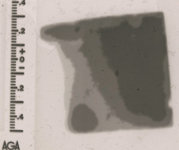 A hőcserélő vízszekrényének infratelevíziós sávos képe a hőmérséklet eloszlásról. (negatív kép, a fekete a melegebb)