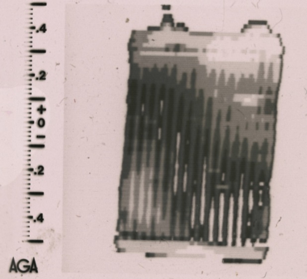 Függőleges vízcsöves hőcserélő homlokfelületéről készült infratelevíziós sávos kép a hőmérséklet eloszlásról. (pozitív kép, a fehér a melegebb