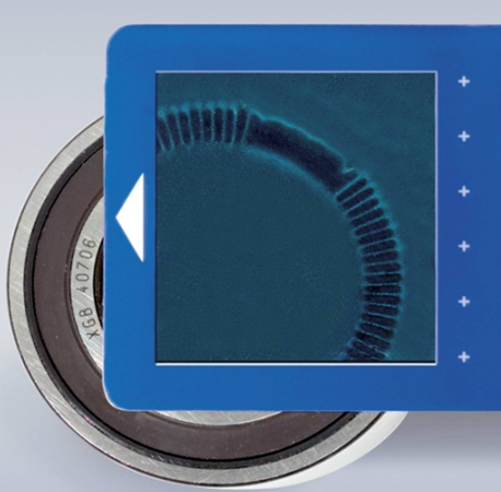 A kódkártya láthatóvá teszi a csapágy tömítő ajkában kialakított mágneses pólusokat