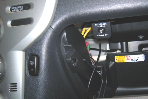 Az első utas-légzsák kulcsos kikapcsolója a kesztyűtartóban és a visszajelző lámpa a középkonzolon (Mitsubishi)