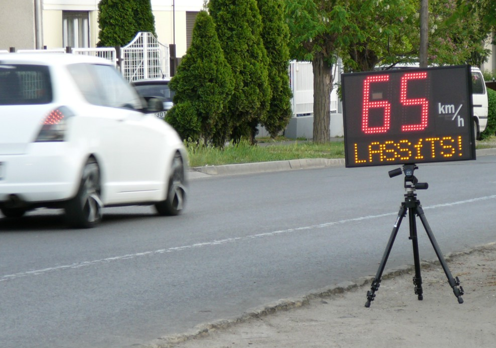 Portable speed warning sign at city entrance. (Source: http://www.telenit.hu)