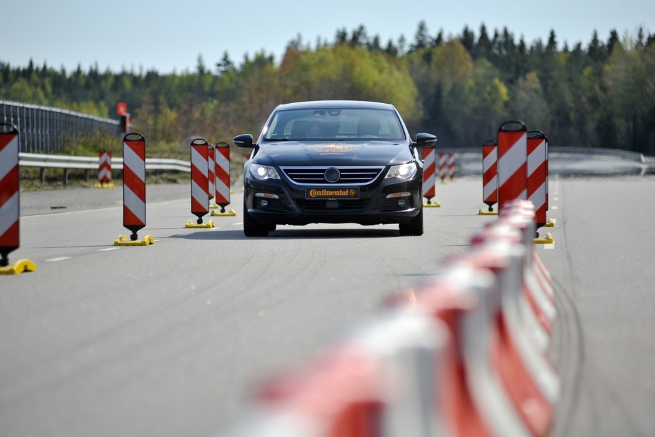 Demonstrating automated roadwork assistance functionality. (Source: HAVEit)