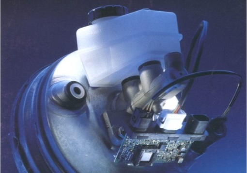 A fékasszisztensnél elektronika és elmozdulás érzékelő egészíti ki a vákuumos fékrásegítőt.
