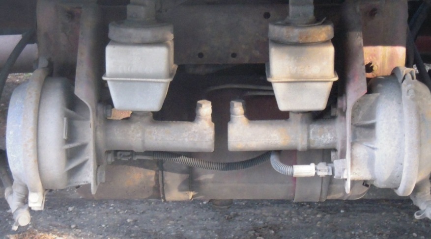 Sűrített levegővel működtetett hidraulikus fék 2x1 körös kivitel, a plató alatt az alváz segédtartójára szerelve (Iveco).
