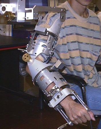 An arm type master device